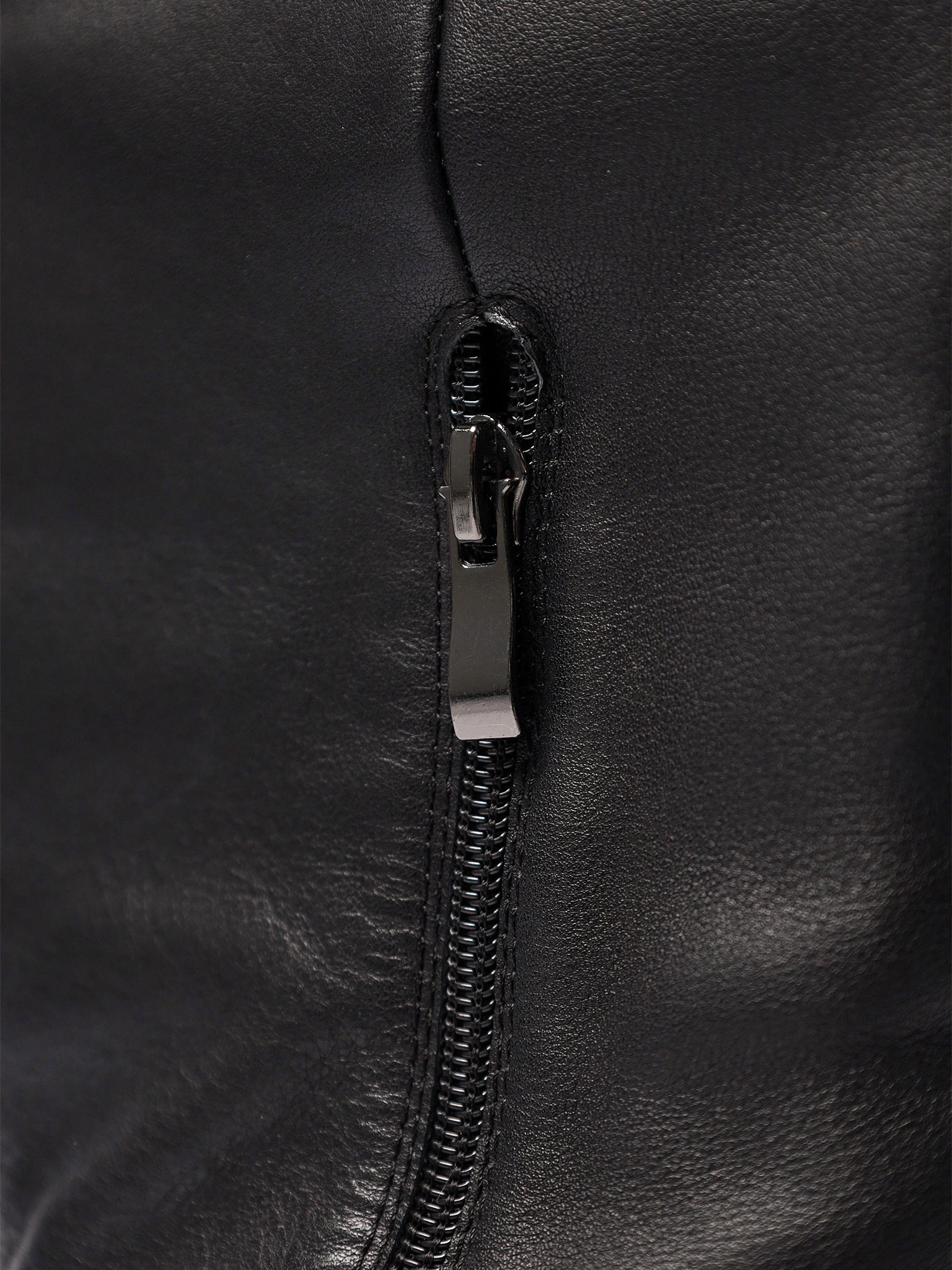 Сапоги черного цвета на высоком каблуке